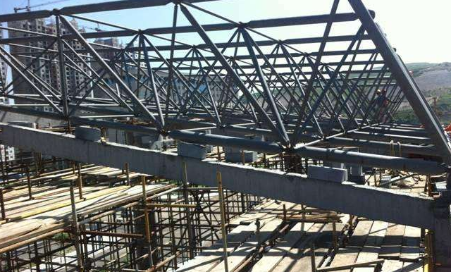 赤壁简述网架公司的黑色压型钢板的吊装步履